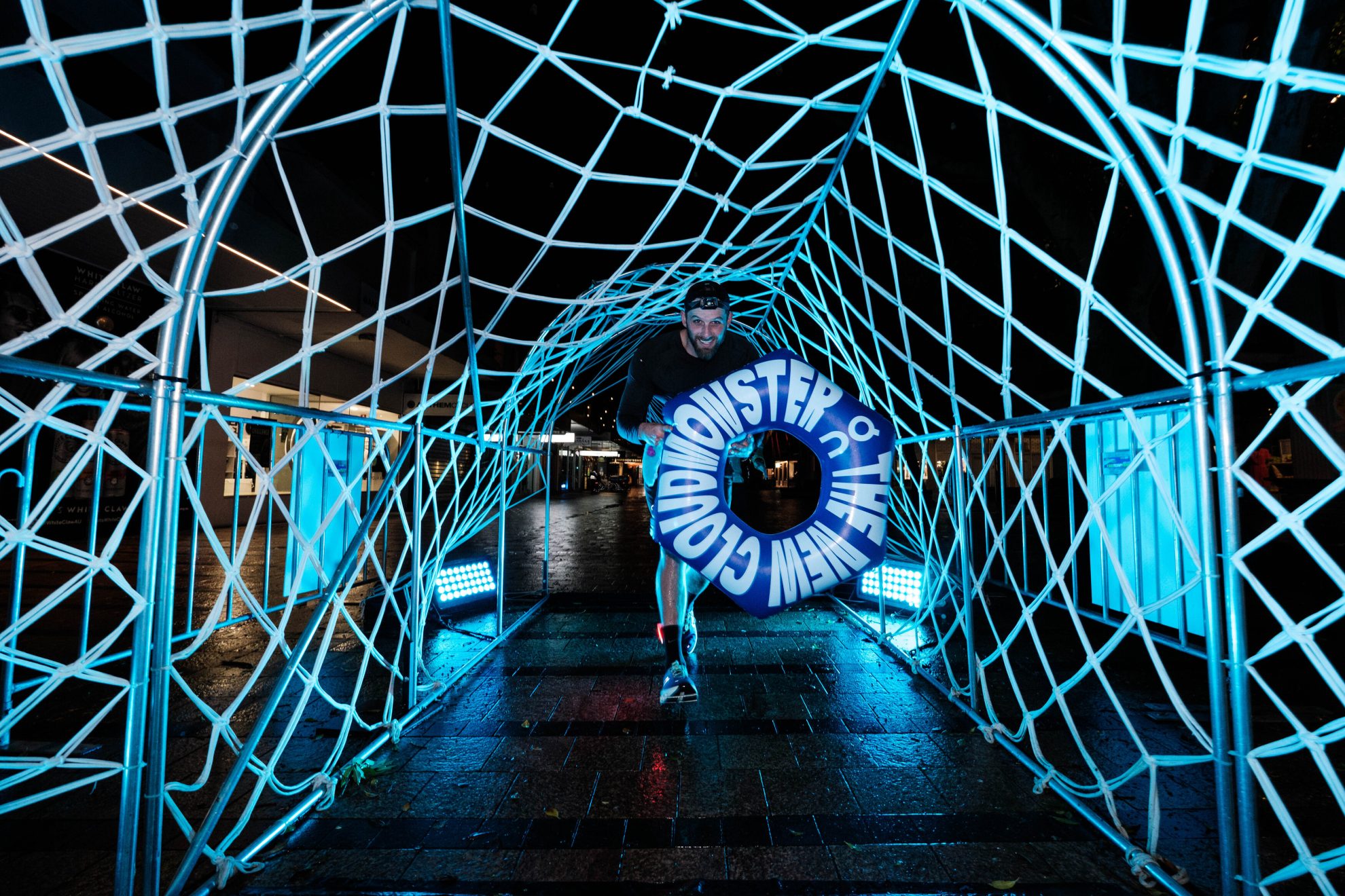 tempo-220529-cloudmonster-gallery-07