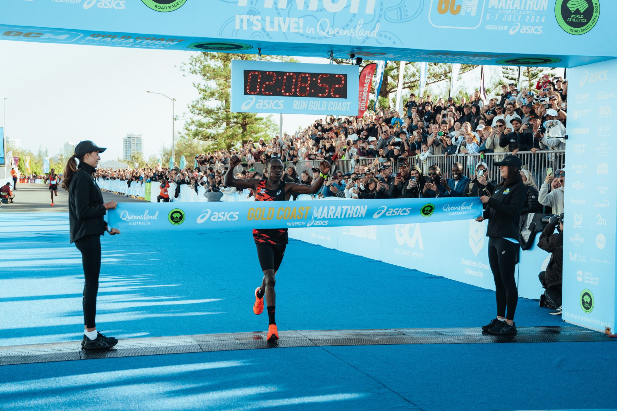 03 KW206350 Timothy Kattam breaks ribbon